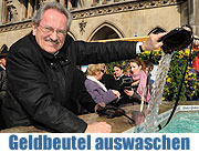 Aschermittwoch: traditionelles Geldbeutelwaschen am Fischbrunnen (Foto: Ingrid Grossmann)